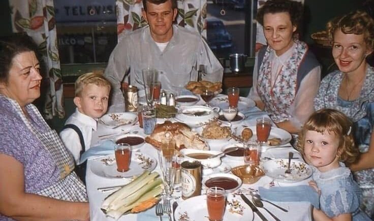 Vintage photo: a family gathered around the Thanksgiving table in 1954
